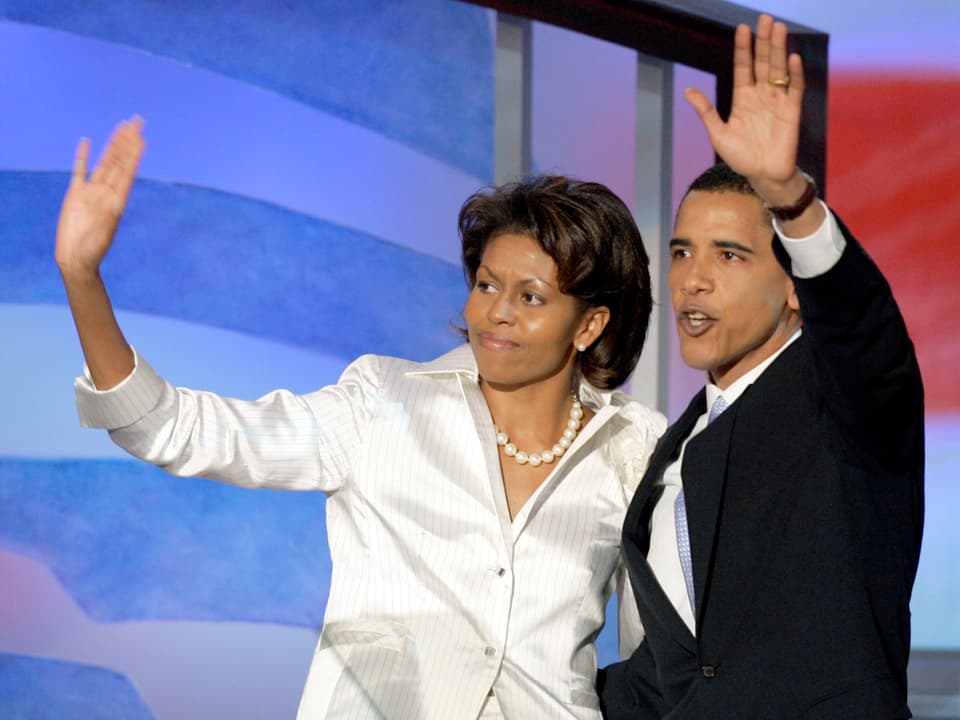 Michelle Obama (links) und Barack Obama (rechts) winkend im Jahr 2004