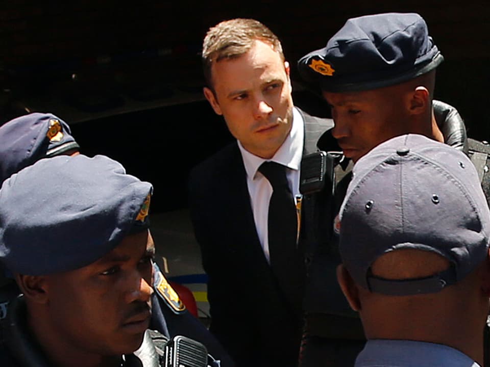 Pistorius umringt von Polizisten