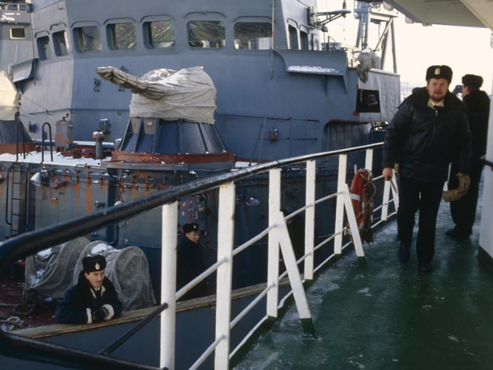 Russische Küstenwache auf dem Greenpeace-Schiff.