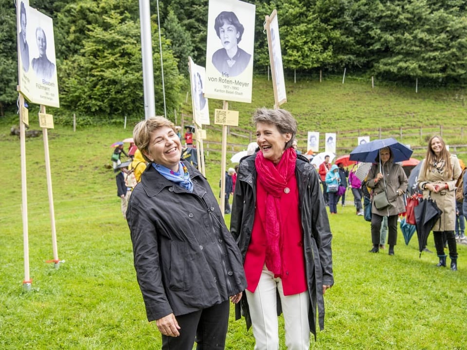 Viola Amherd und Simonetta Sommaruga nebeneinander auf dem Rütli. Lachen gemeinsam.