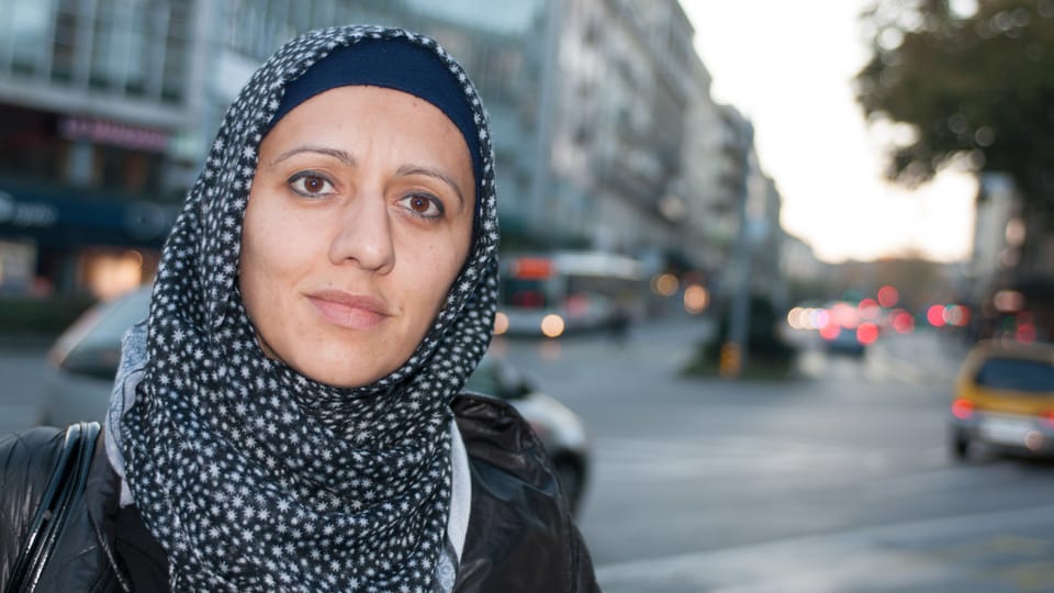 Porträt von Nuran Serifi. Muslimin mit Kopftuch.