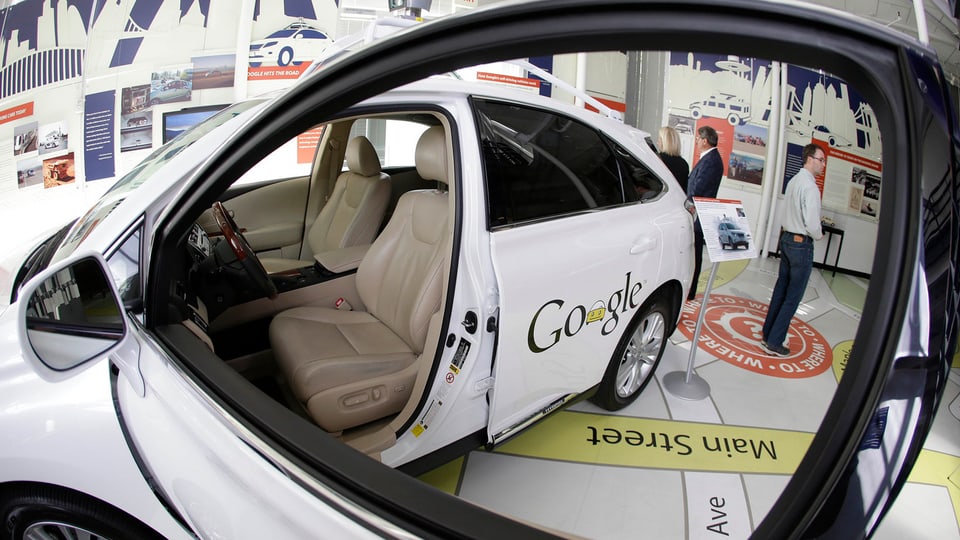 Ein selbsfahrendes Auto von Google an einer Ausstellung.