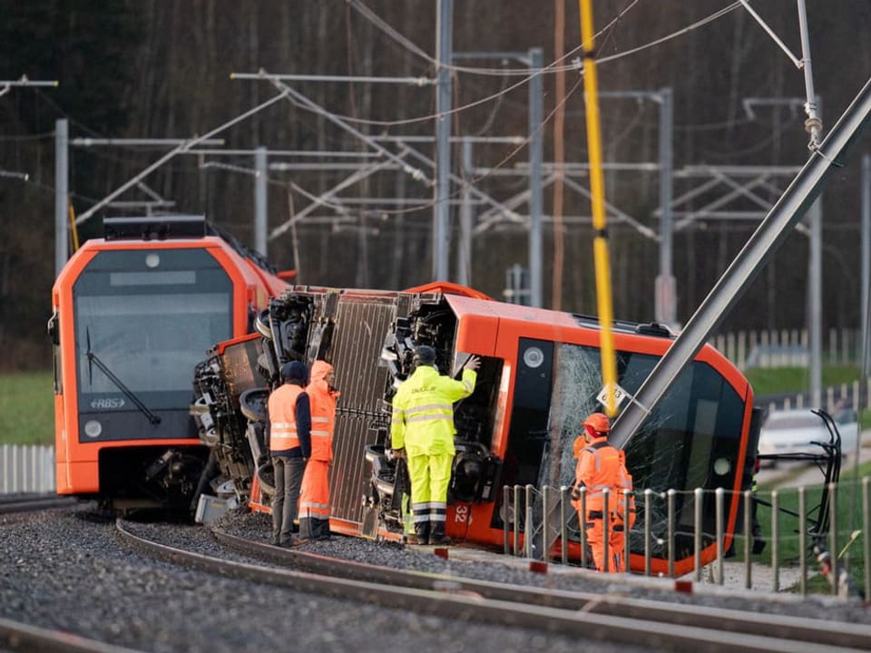 Unfallstelle mit umgekipptem Zug.