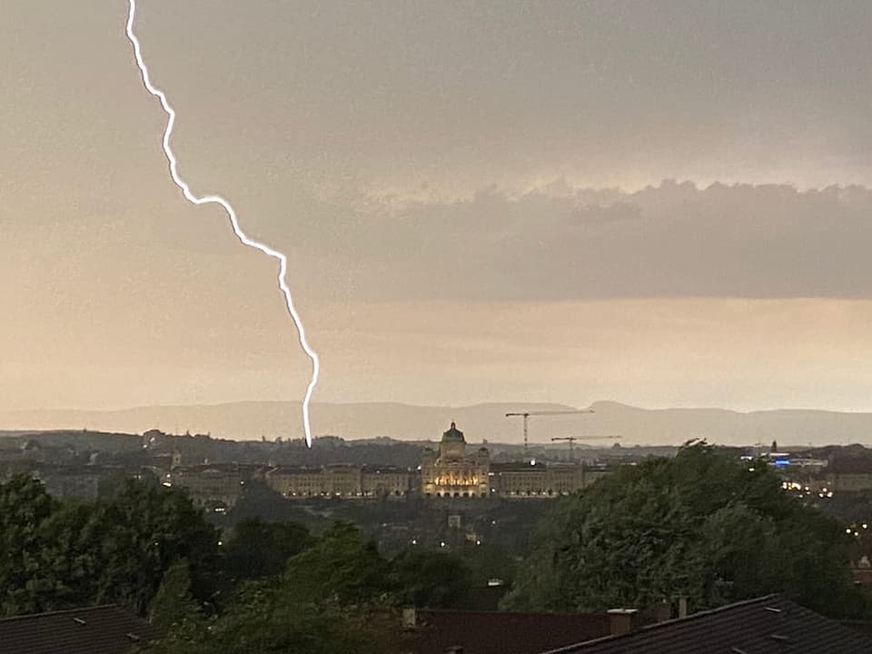 Blitz hinter dem Bundeshaus.