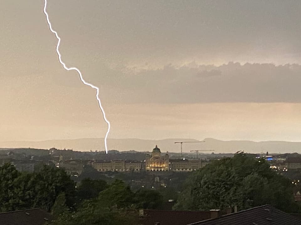 Wabern/BE Blitz hinter dem Bundeshaus.