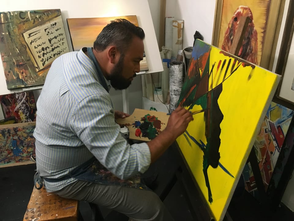 Enrique Chiu malt in seinem Studio.