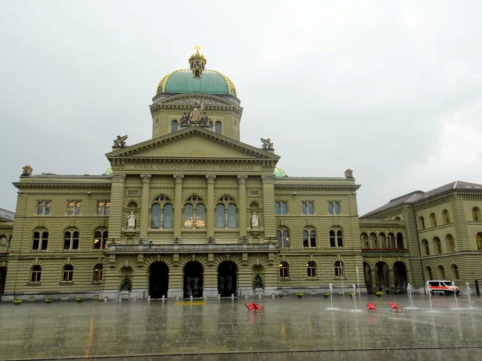 Bern Gewitter-Spektakel auf dem Bundesplatz: Wasser von unten und von oben.