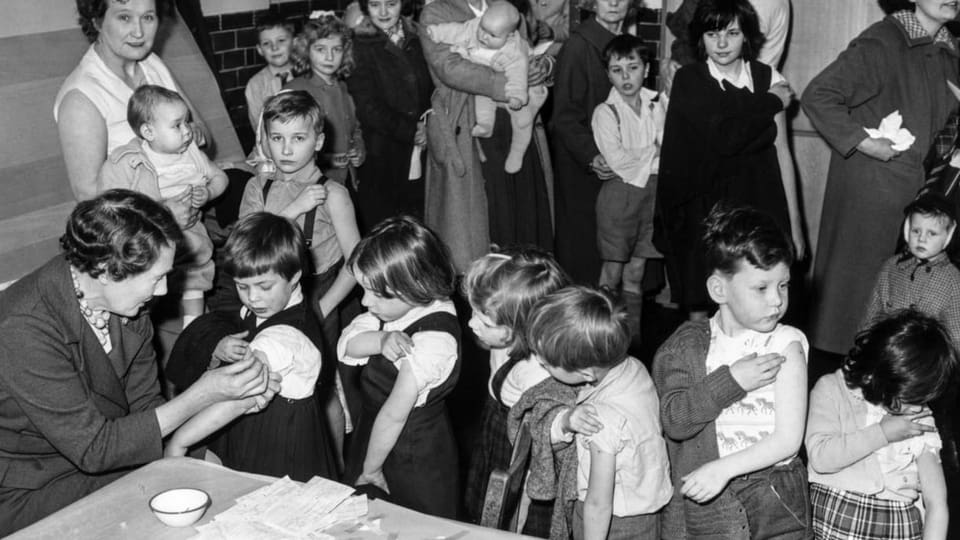 Eine Impfaktion gegen Pocken in einem Schulhaus in London, Grossbritannien, aufgenommen am 26. Januar 1962.