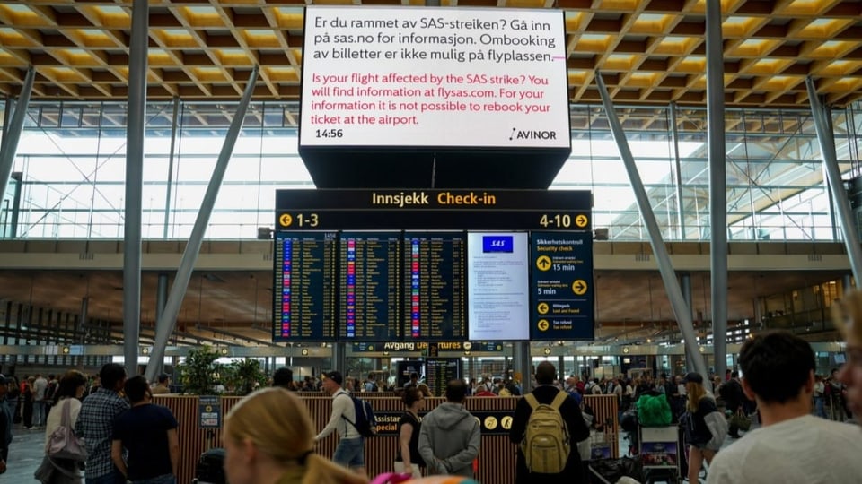 Abflughalle Oslo. Auf Tafel steht: Keine Neubuchung des Flugs im Fall eines Ausfalls