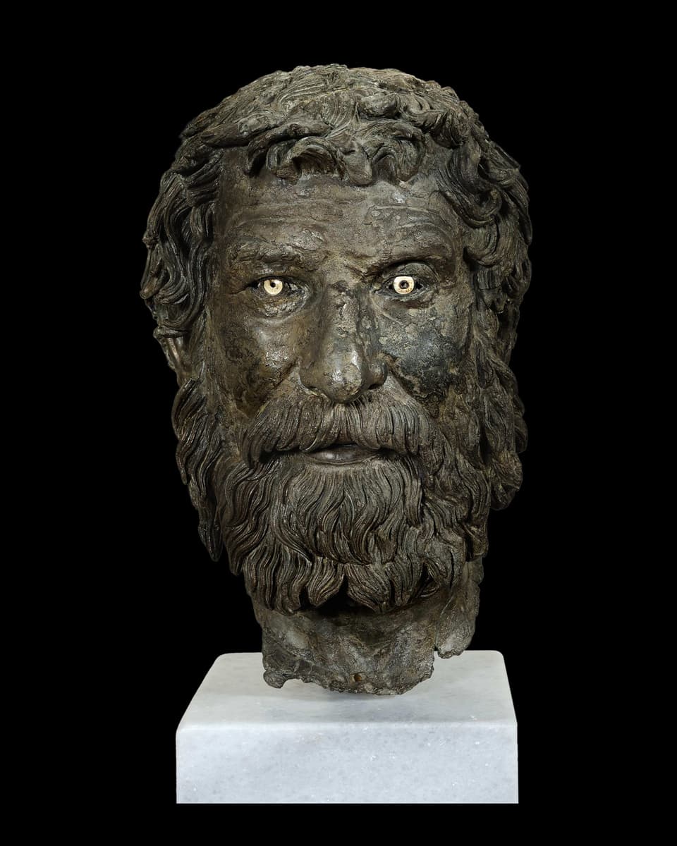 Der Kopf eines bärtigen Mannes aus Bronze. 
