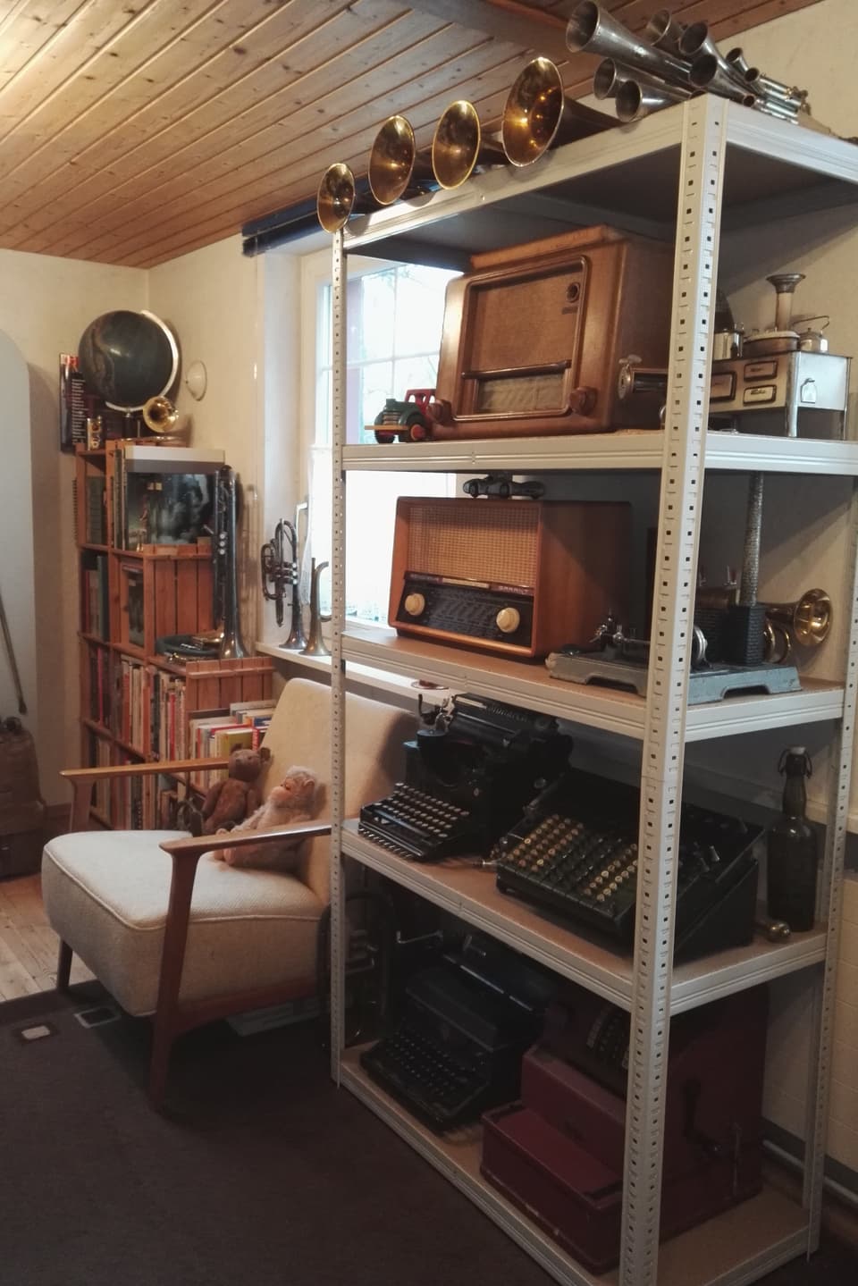 Sammlung von alten Radiogeräten, Schreibmaschinen etc.