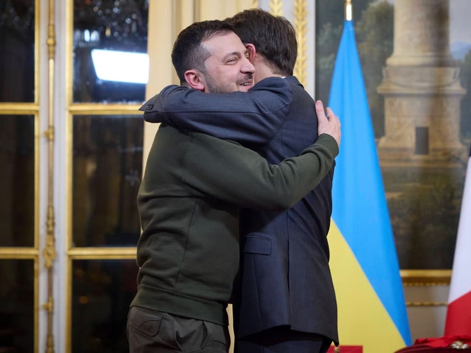 Umarmung zwischen Wolodimir Selenski und Emmanuel Macron
