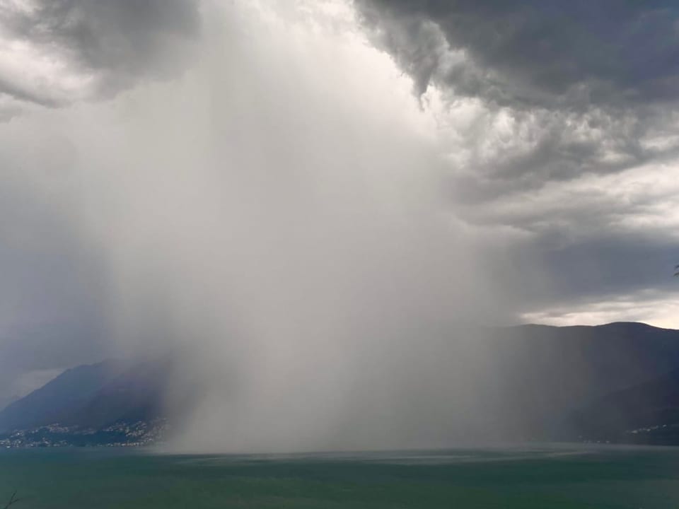 Ein kräftiger Regenschauer über dem Lago Maggiore