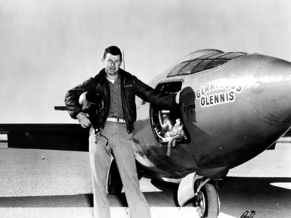 Chuck Yeager vor einem Flieger 1943