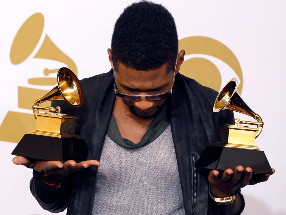 Usher posiert mit seinen 2011 gewonnen Grammy-Awards