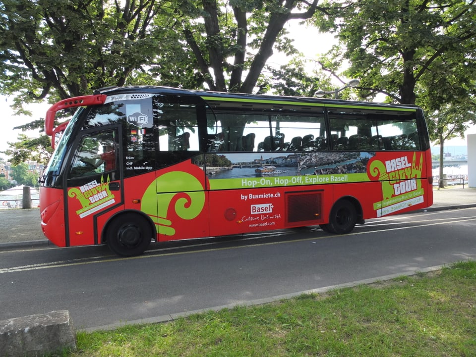roter Bus mit grünem Baslerstab darauf.