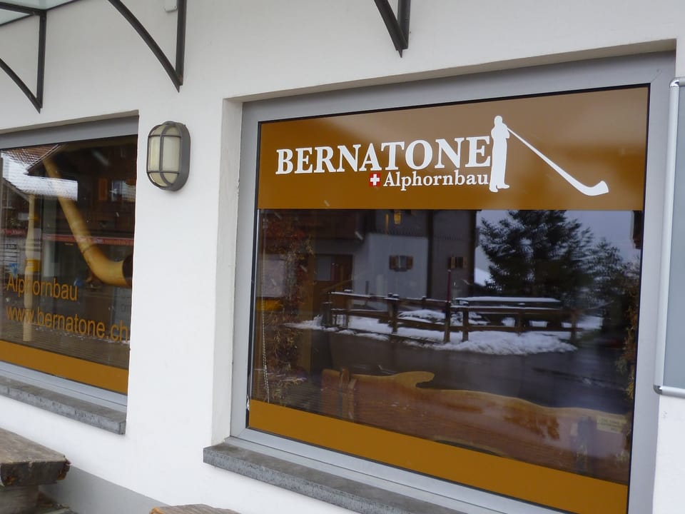 Einst der Dorfladen von Habkern, nun die Werkstatt der Bernatone-Alphörner. Der Betrieb bringt Leute und Verdienst ins Dorf.