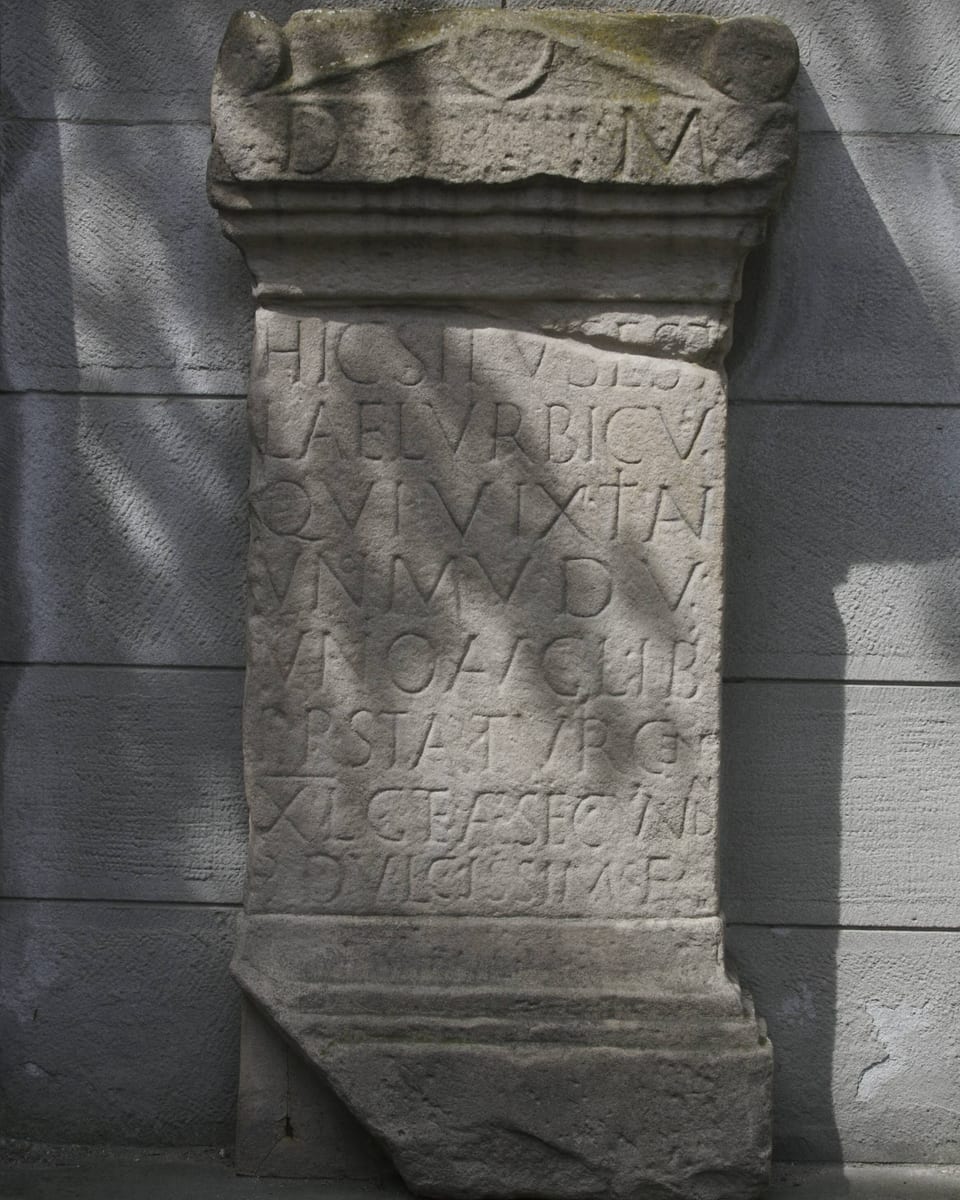 Grabstein mit der ältesten Erwähnung der Stadt Zürich.