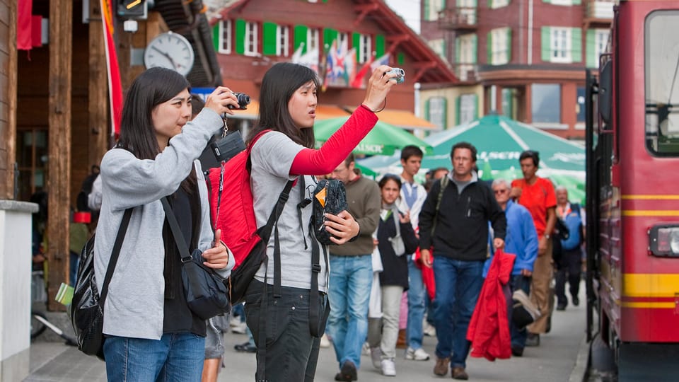 Touristen, auch aus Asien, promenieren auf der Kleinen Scheidegg im Berner Oberland.