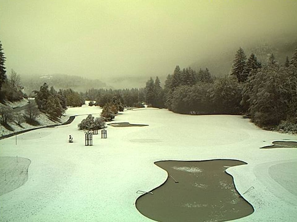 Schnee auf einem Golfplatz.