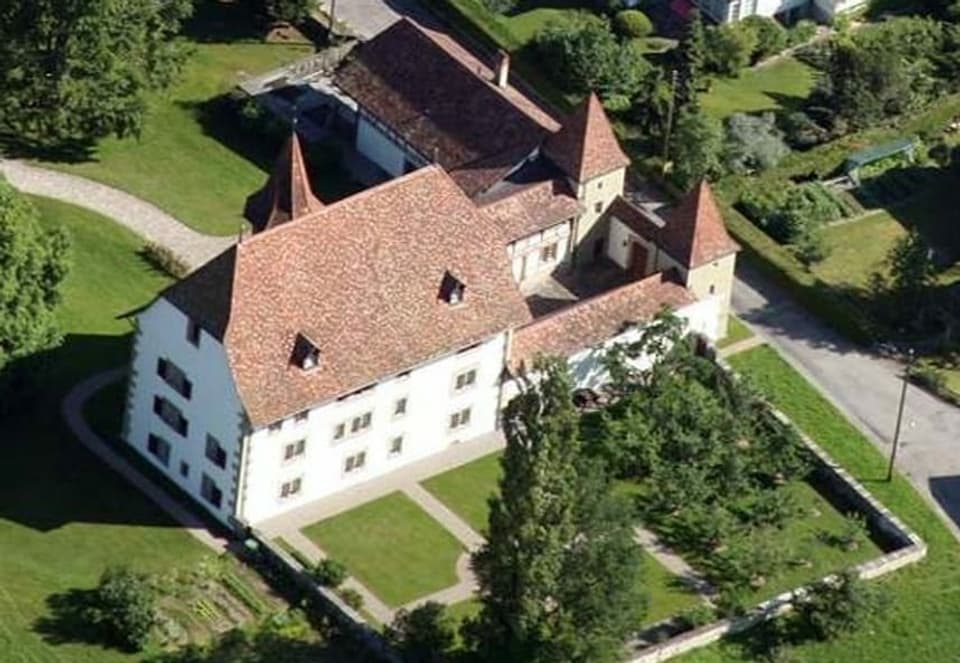 Luftaufnahme, Schloss in einem Park.