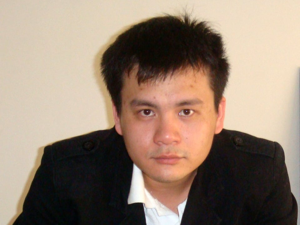 Porträt eines jungen Mannes in weissem Hemd und schwarzem Kittel.