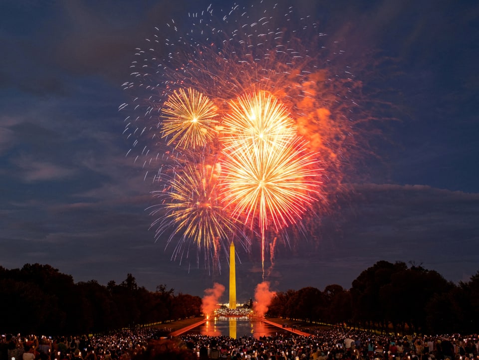 Ein Feuerwerk leuchtet über dem «Teich» der National Mall in Washington DC auf.