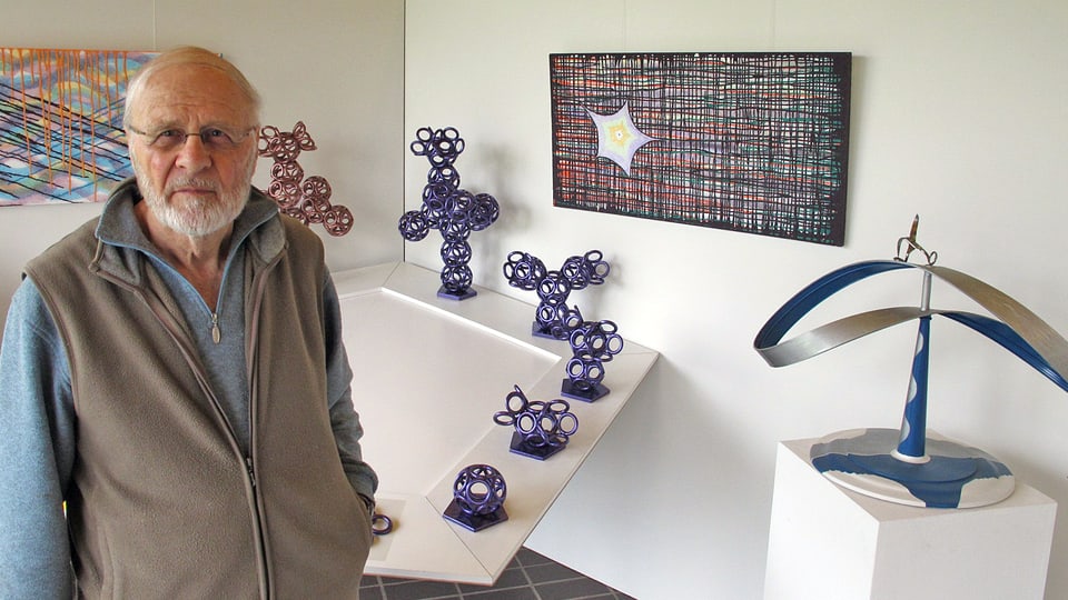 Ueli Greminger zeigt eine kleine Auswahl seiner Plastiken und Acrylbilder.