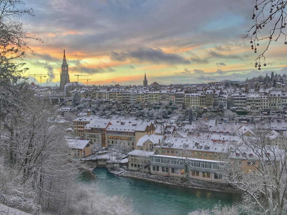 Blick über die Aare zur verschneiten Berner Altstadt