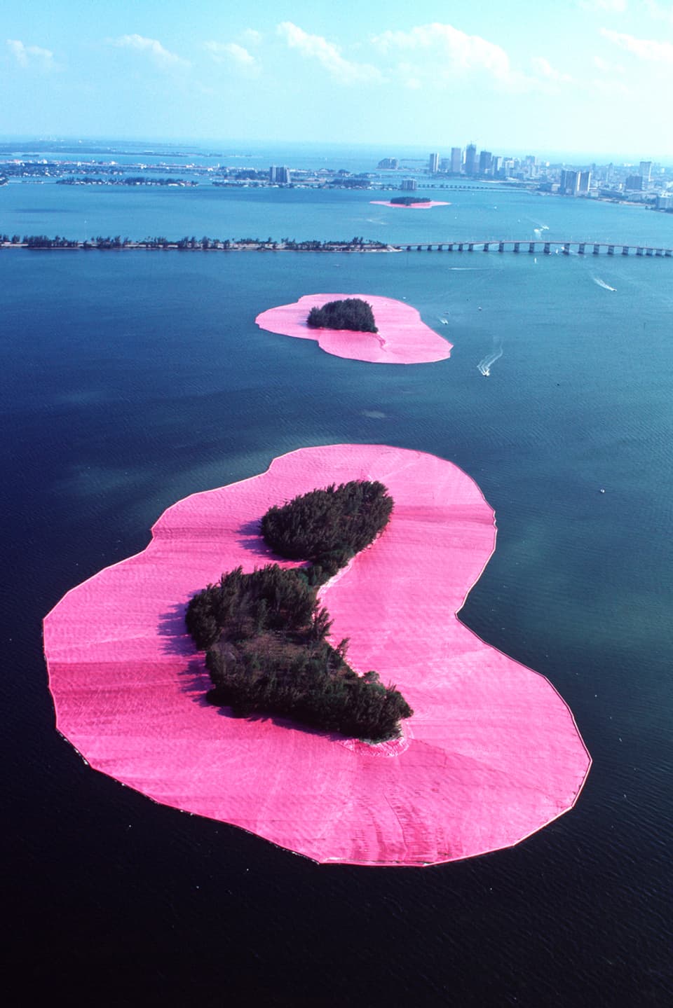 Zwei Inseln, die von rosarotem Stoff umrandet sind.