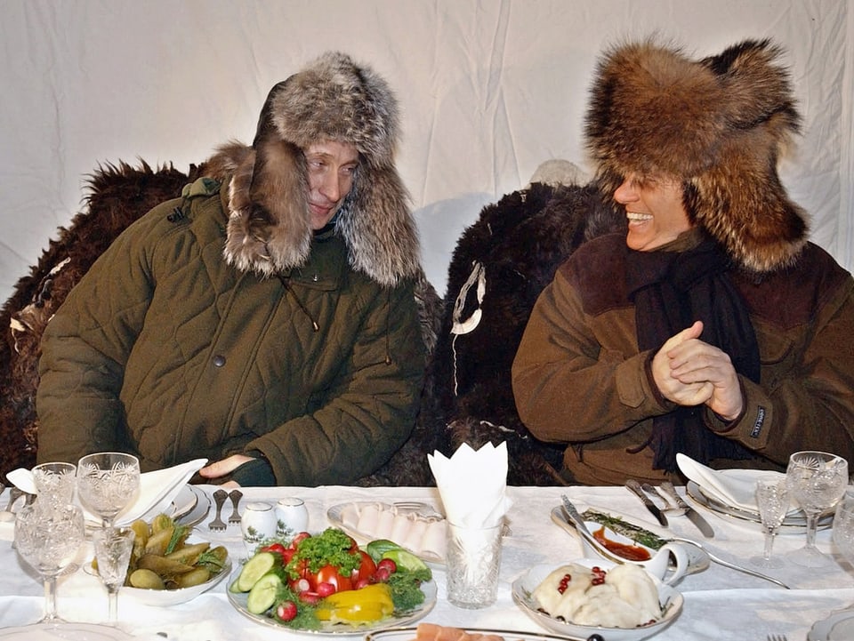 Bei Minus 21 Grad essen hier Russlands Präsident Vladimir Putin und Italiens Premier Silvio Berlusconi in einem Zelt im Freien.