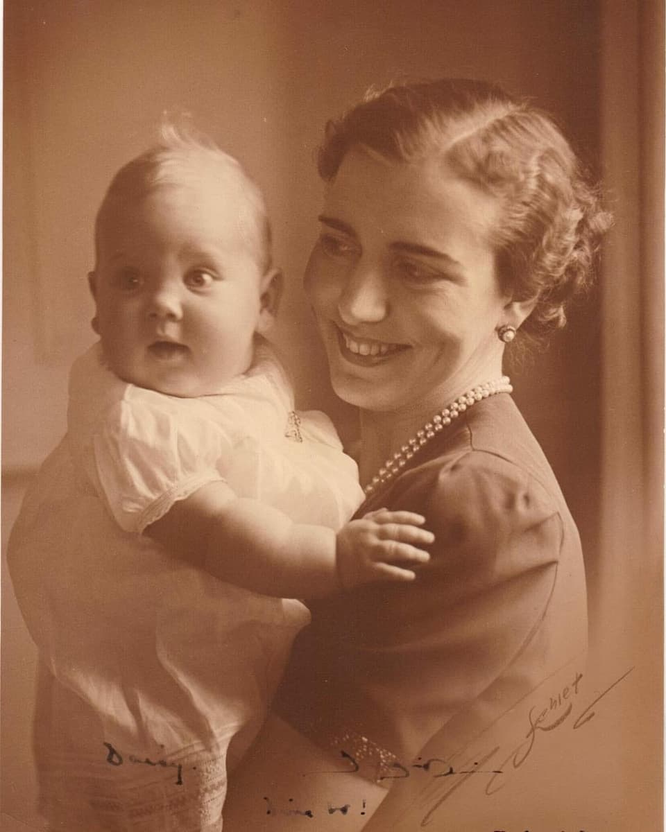 Eine alte Aufnahme von Margrethe als Baby mit ihrer Mutter. Das Mädchen ist in weiss gekleidet. Die Mutter trägt ein Kleid und eine Perlenkette.
