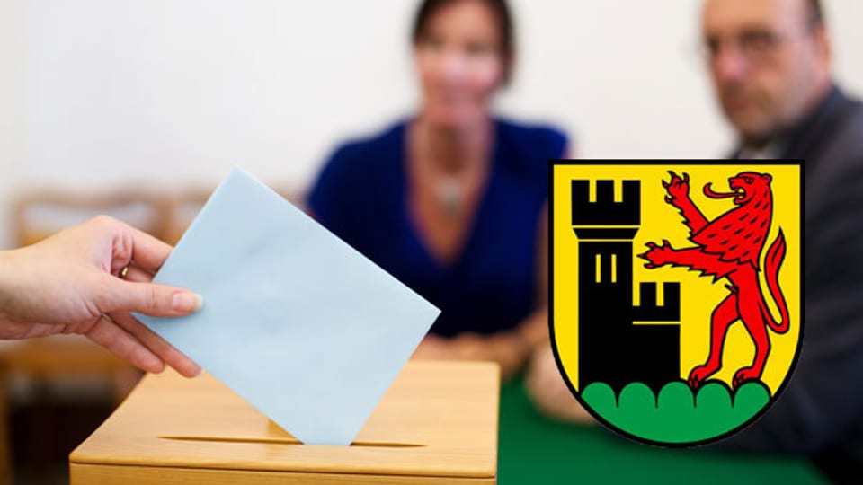 Zwei Menschen beobachten eine Stimmabgabe, davor das Wappen von Windisch.