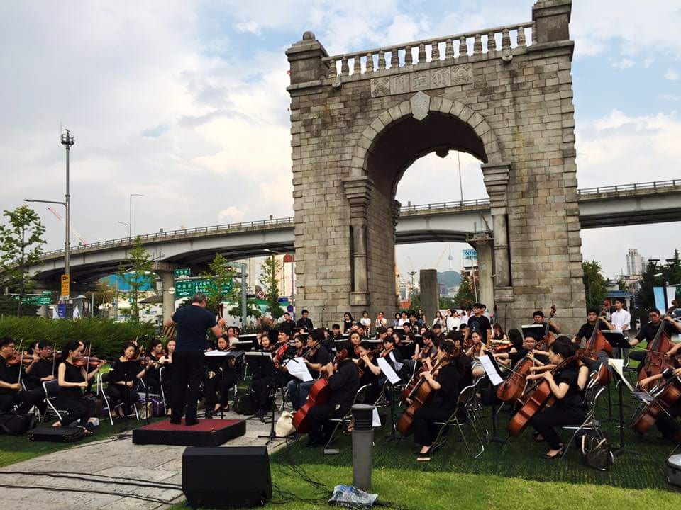 Das Lindenbaum Festival Orchestra vor dem Unabhängigkeitstor in Seoul.