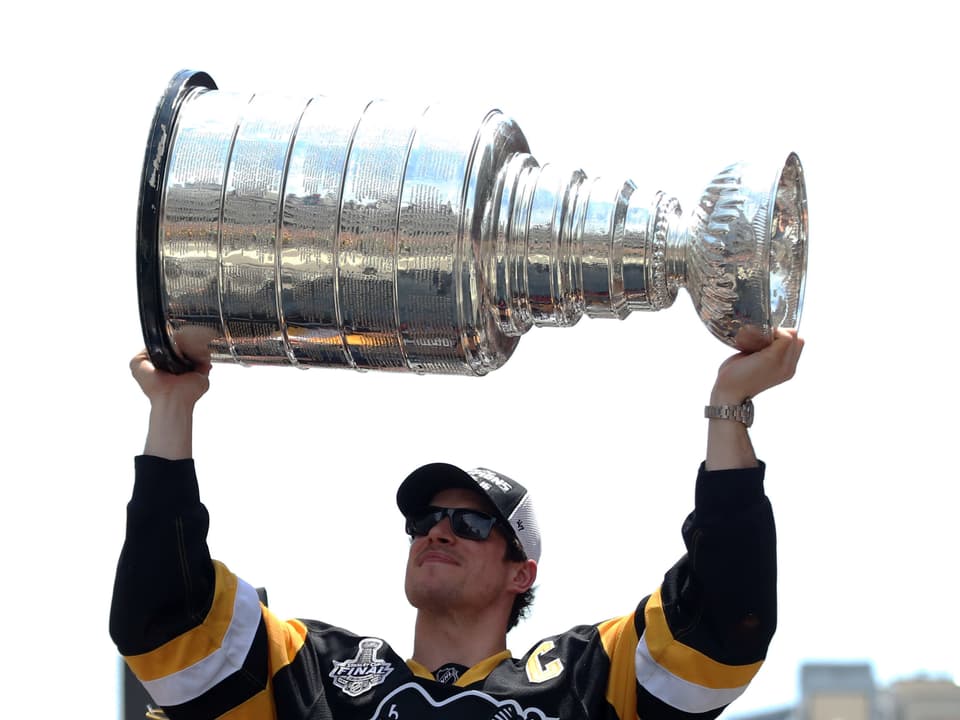 Sidney Crosby stemmt den Stanley Cup.