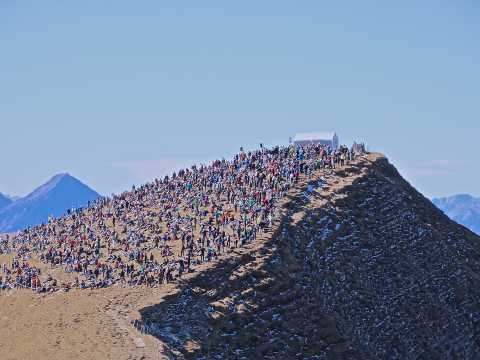 Bergschulter voller Zuschauer