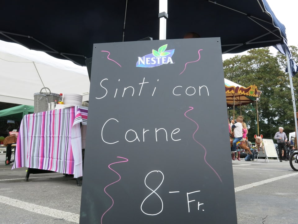 Schild mit der Aufschrift «Sinti con Carne» für 8 Franken