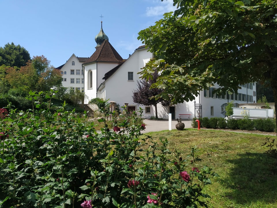 Klosterkirche und Klostergarten.