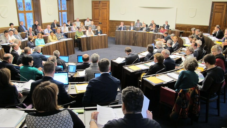 Solothurner Kantonsrat, Saal mit Kantonsräten an ihren Pulten