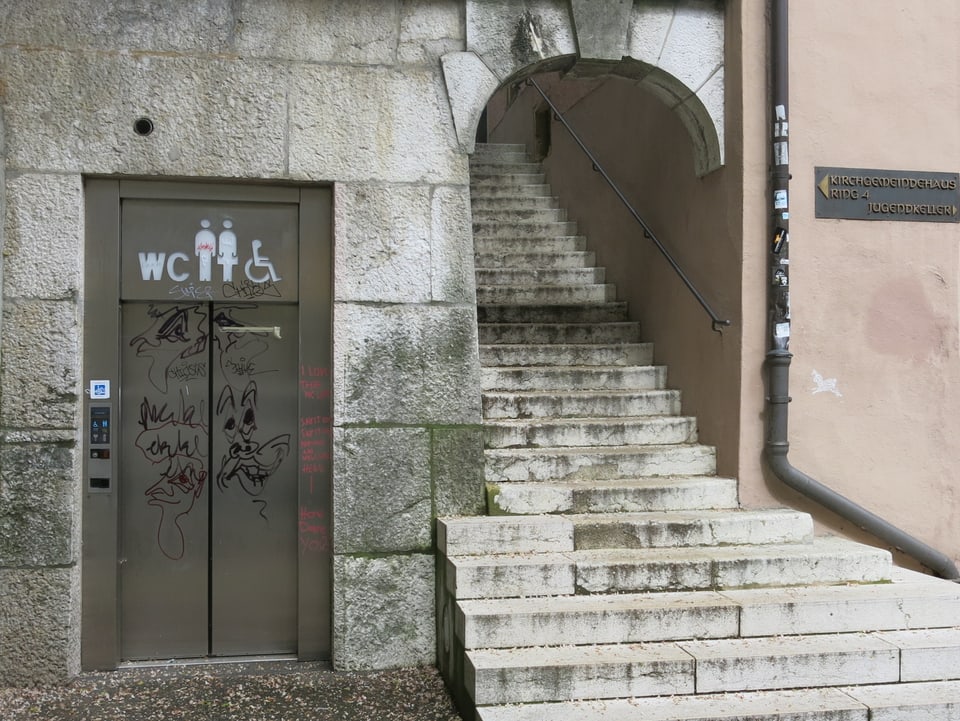 Öffentliches WC in der Altstadt von Biel