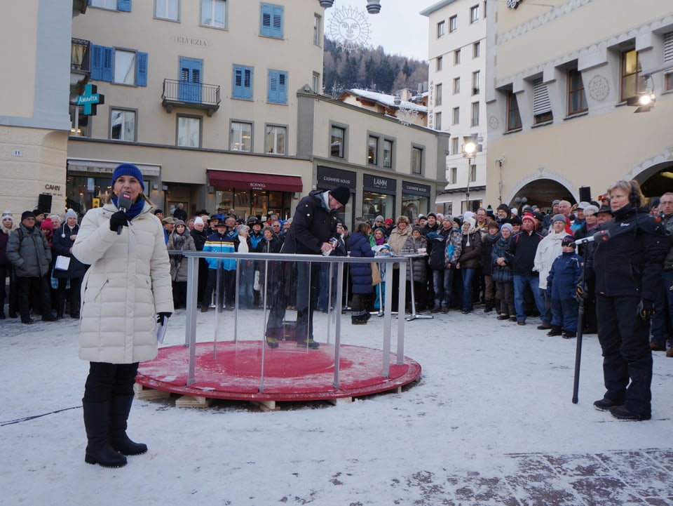 …und begrüsst darauf die zahlreichen Zuschauer auf dem Rathausplatz.