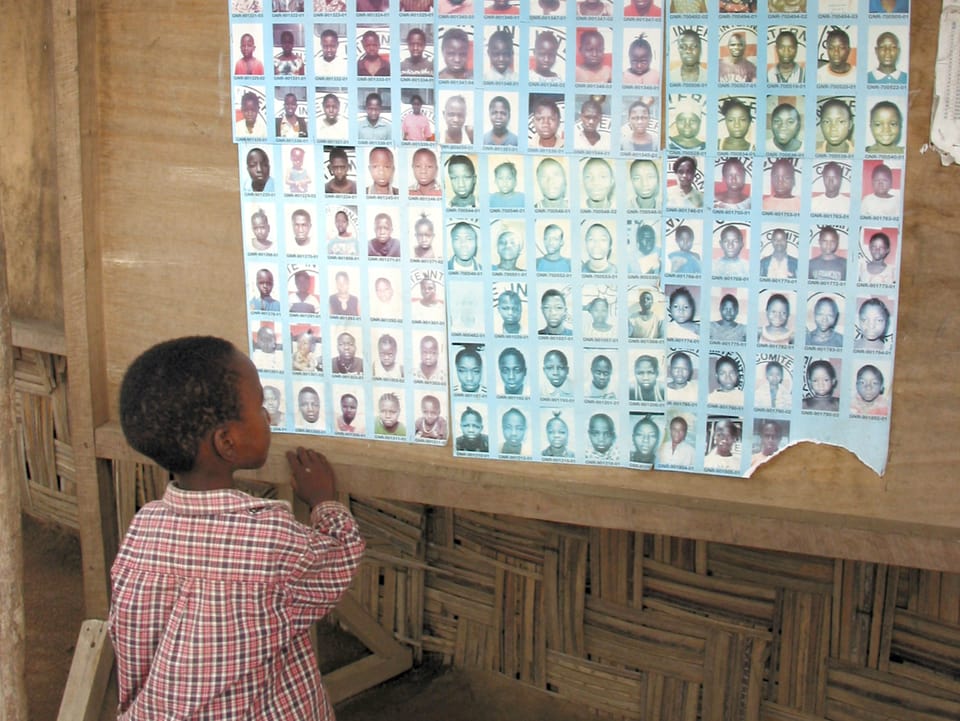 Fotowände helfen in Flüchtlingscamps zur Identifizierung und Zusammenführung von vermissten Familienmitgliedern. 