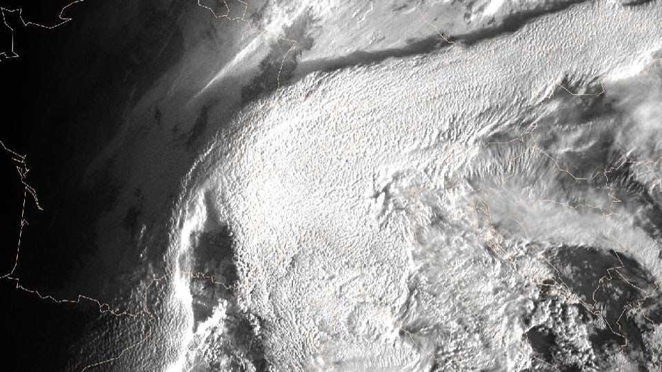 Ein Satellitenbild zeigt die Wolke von oben.