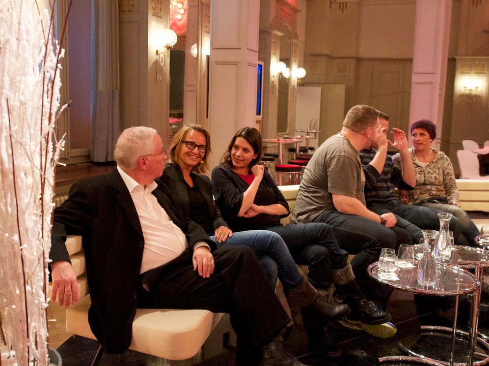 Christoph Blocher, Sonja Hasler, Chantal Galladé, Christian Stucki, Matthias Sempach und Steffi Buchli auf dem Sofa.