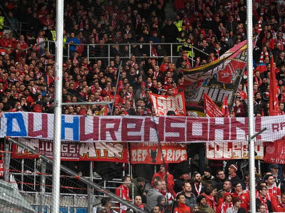 Bayern-Fans mit Plakat.