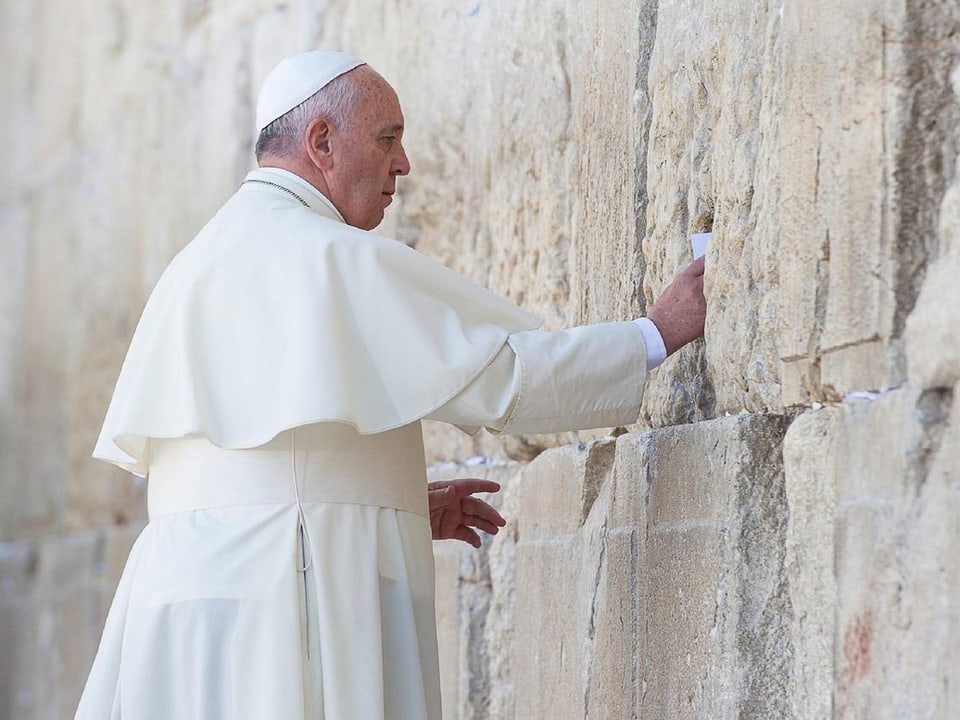 Papst betet an der Klagemauer.