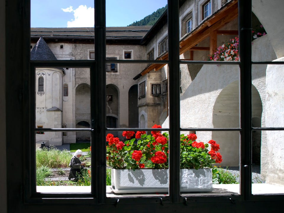 Blick aus dem Kreuzgang auf den Garten im Kloster Müstair