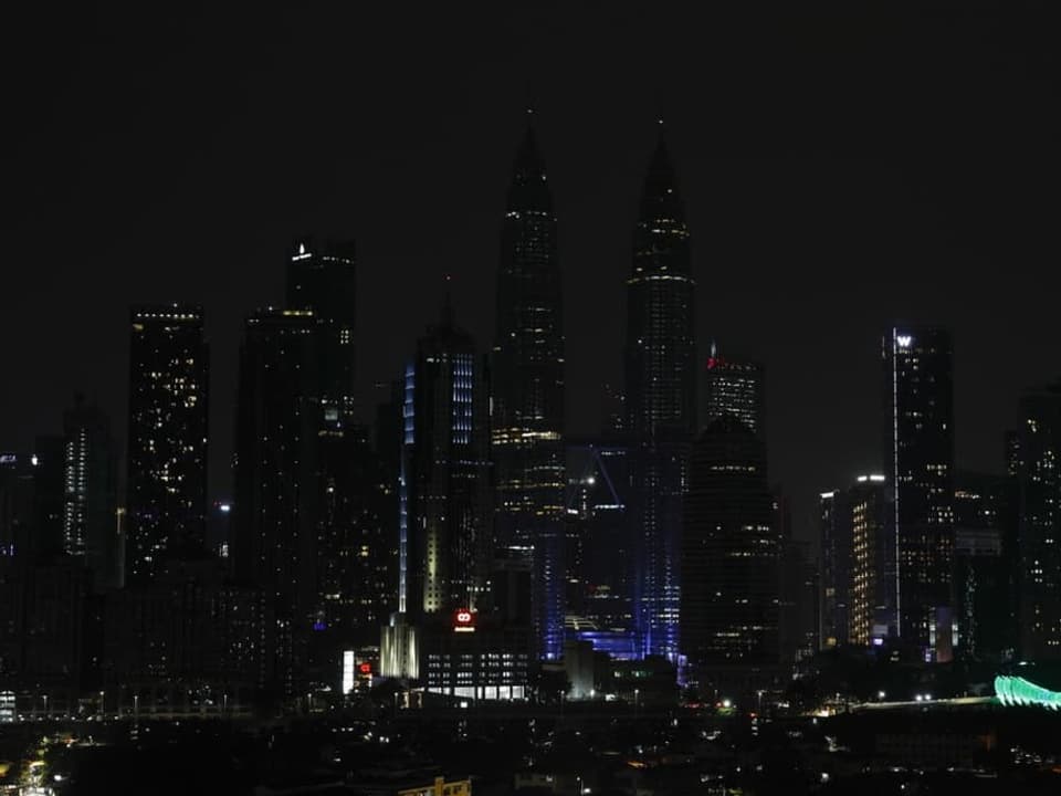 Zwillingstürme der Petronas Towers – Malaysia im Dunkeln.