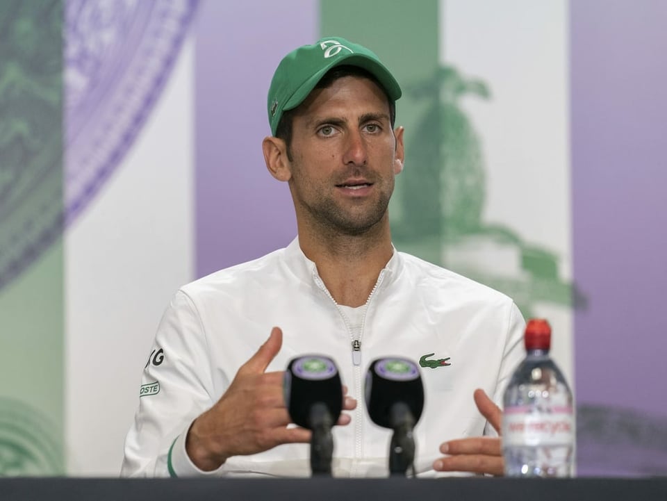 Novak Djokovic spricht in ein Mikrophon.