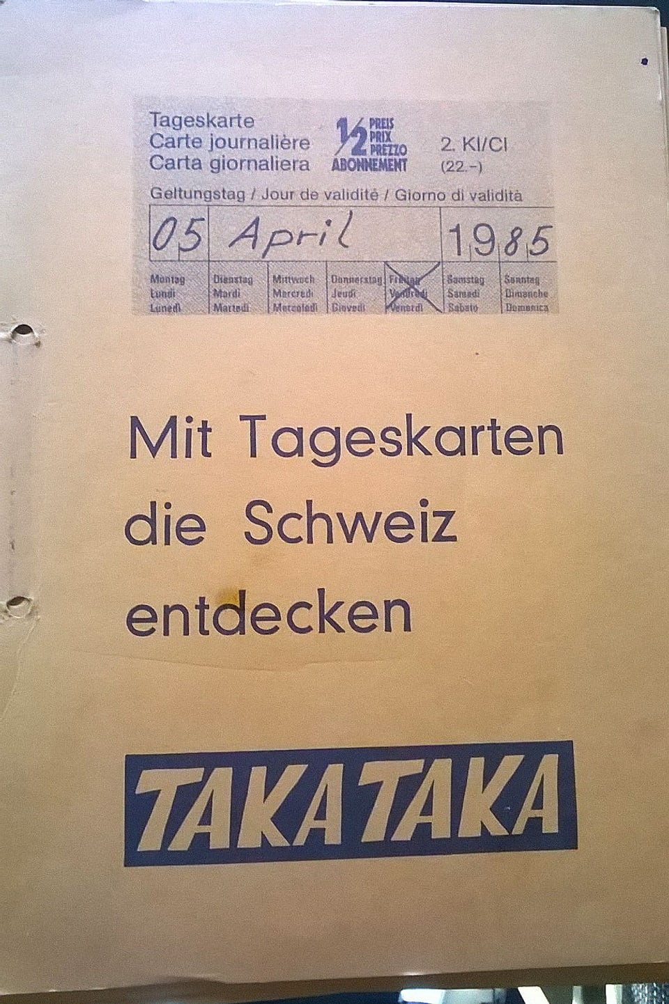 Eine Zettel von «TAKA» mit der Aufschrift: «Mit Tageskarten die Schweiz entdecken.»